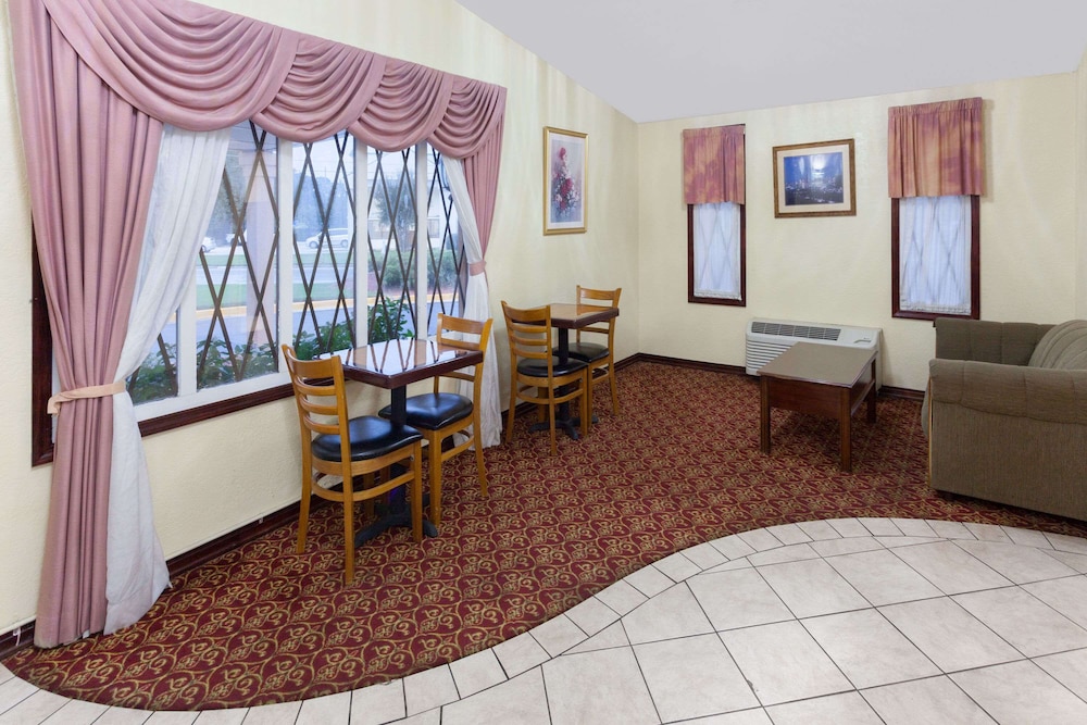 Knights Inn Tucker - Property Image 2