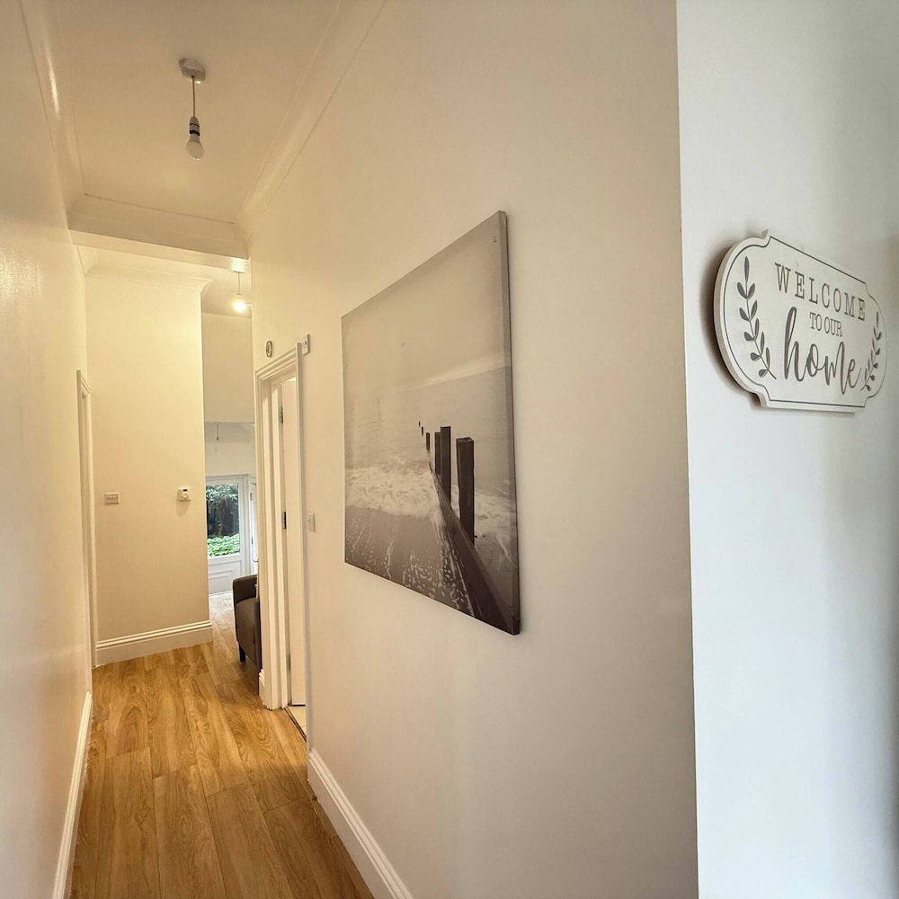 Modern Central Croydon Retreat