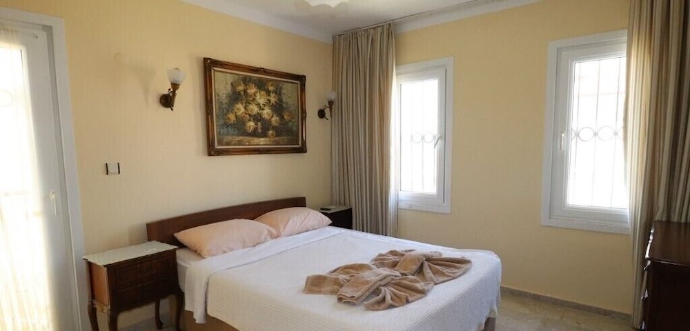 Villa FT04 by JoyLettings view 3