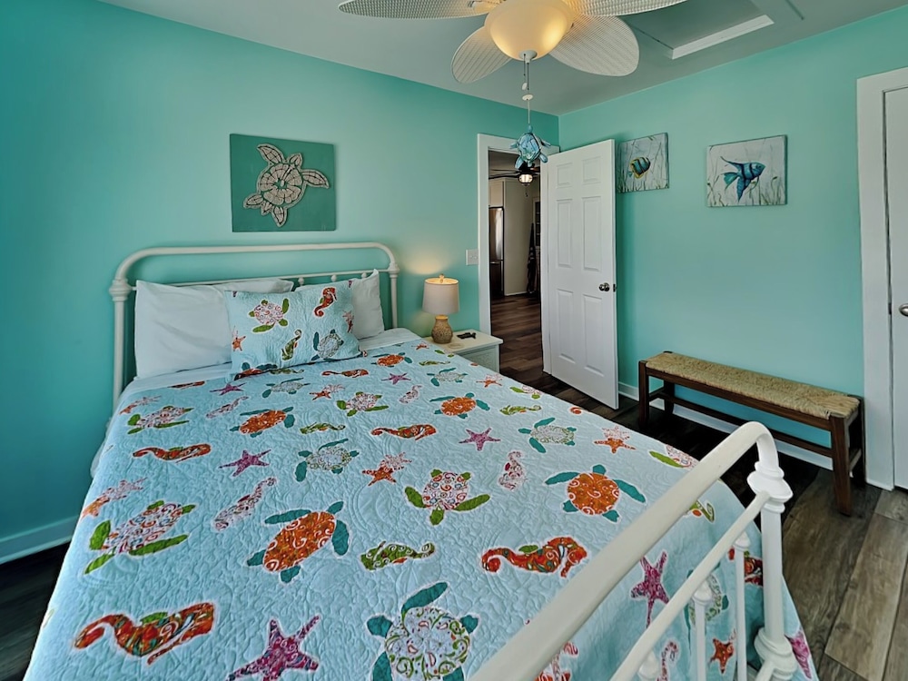 Salty Seahorse by Topsail Realty