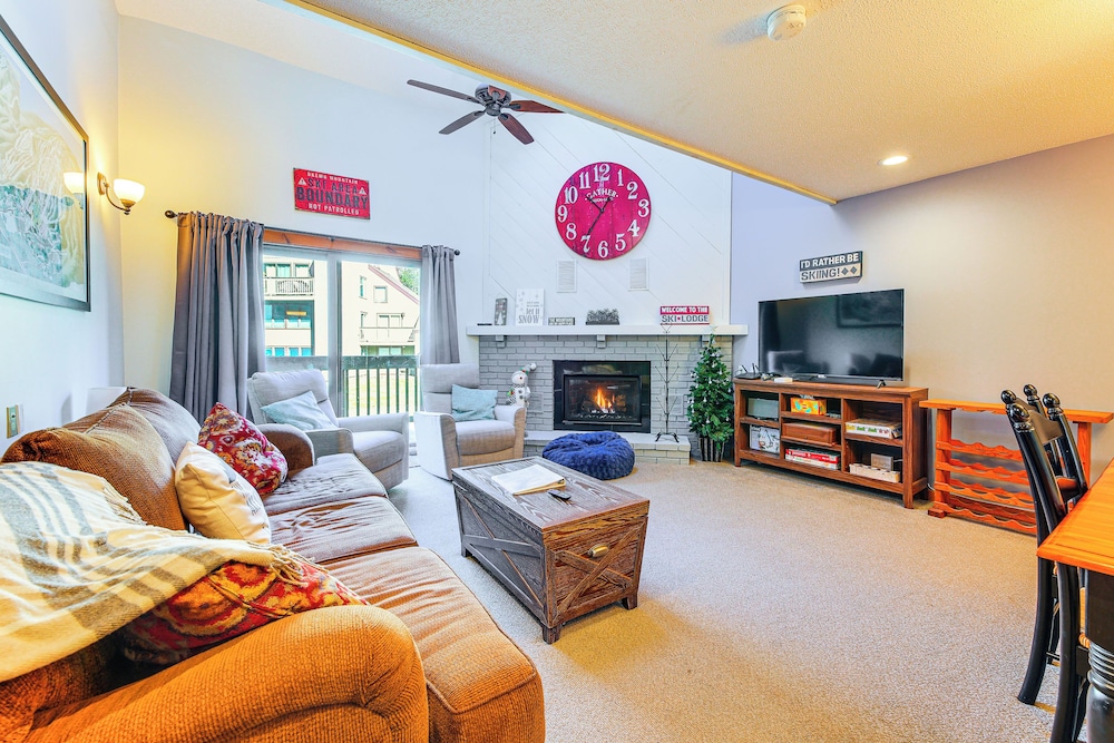 Walk to Mt Snow: Cozy West Dover Condo