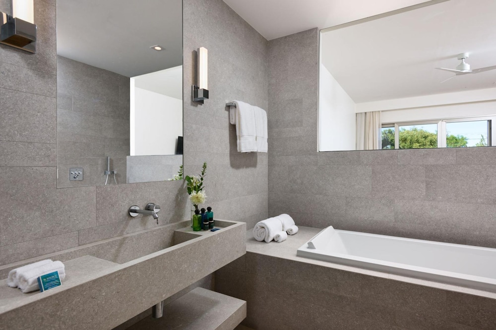 La Mer Villa West Luxury Oceanfront on Sapodilla Bay