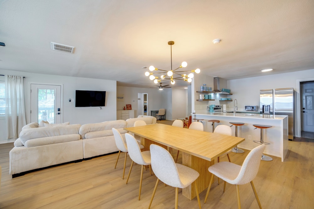 Waterfront Cedar Creek Lake Gem: Near Marina!