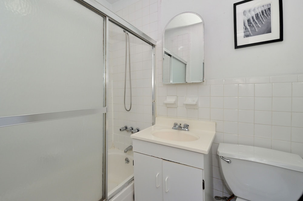Midtown West Furnished 3 Bedroom Apartment