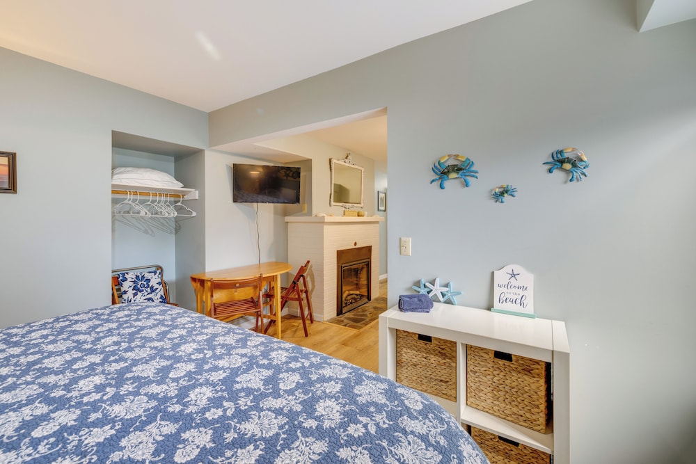 House w/ Hot Tub & Deck - Walk to Seaside Beach! view 5
