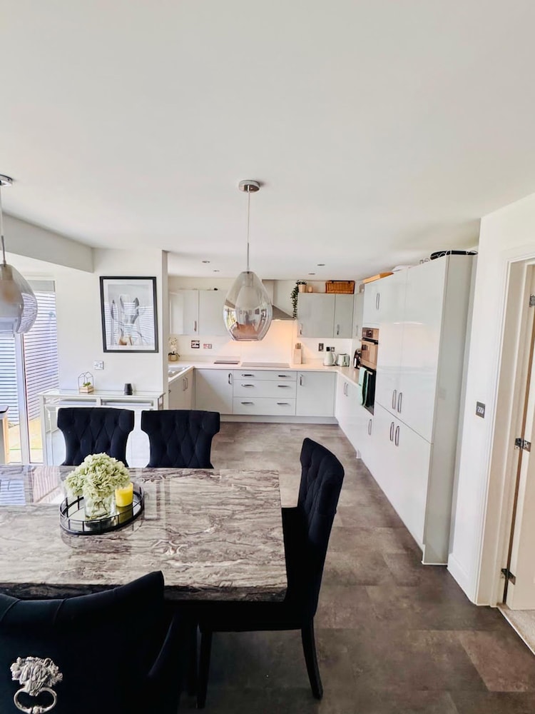 Luxurious Majestic 4 Bedroom- Free Parking