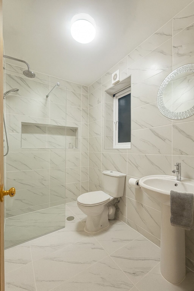 Prime 4BR Reading House & Free Parking