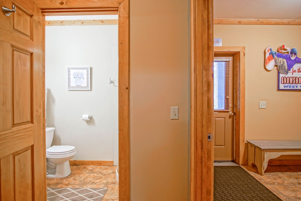 Loggers Run #7: 5 Bedrooms, 3.5 Bath: Slope Side. Overlooks The Ski Trail !