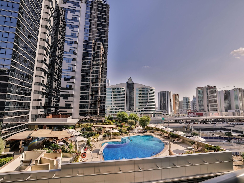 Luxe Apartments Near Dubai Mall, Burj Khalifa - Pool, Gym, & Parking