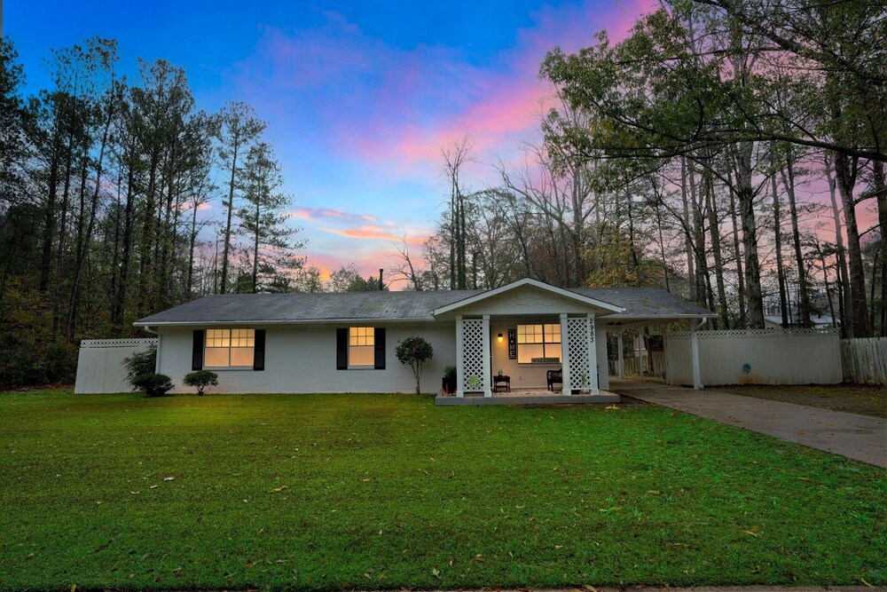 Family-friendly 3br Oasis In Powder Springs 3 Bedroom Home