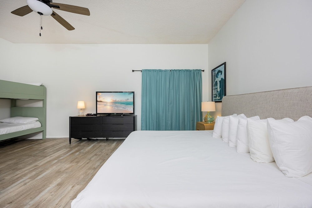 Phoenix Ii 2151 3 Bedroom Condo