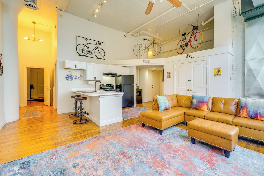 1 Mi to Dtwn! Riverside Corktown Loft on 2nd Floor
