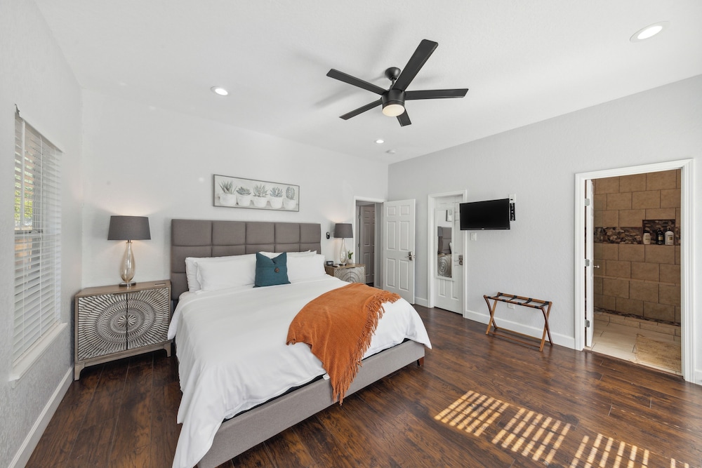 Walk to Alamodome! Stylish Home w/ Private Parking