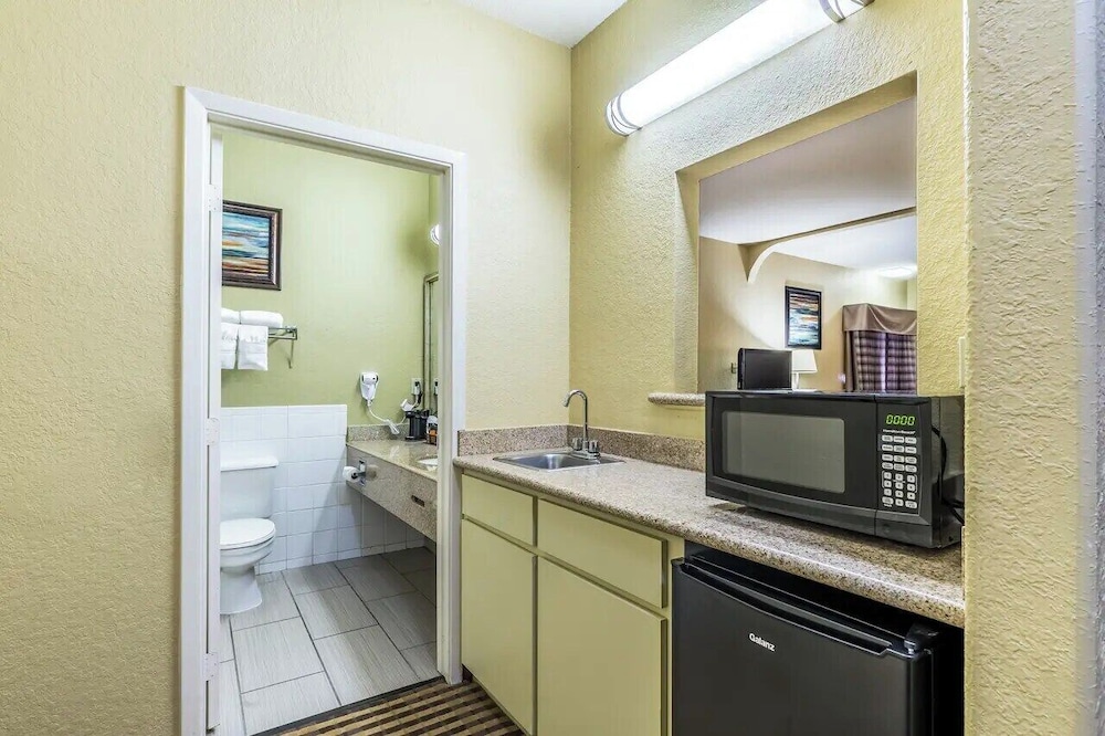 CasaBlanca Inn & Suites Houston