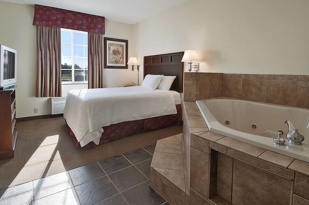 Cave City Vacations - Super 8 by Wyndham Bowling Green North - Property Image 4