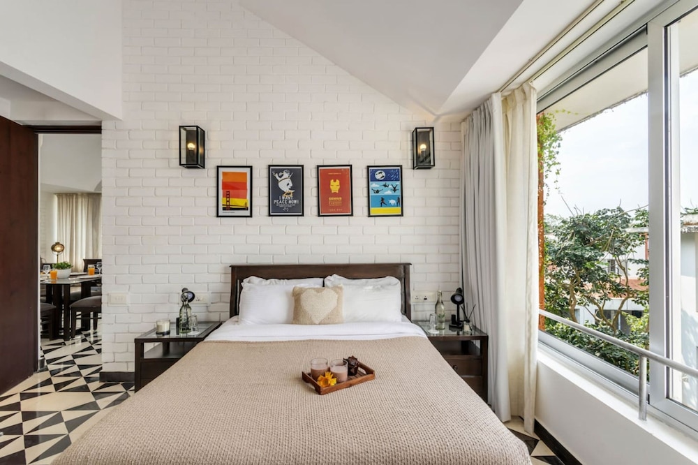 Modern 2bhk w Rooftop Pool 10 Mins Drive to Beach