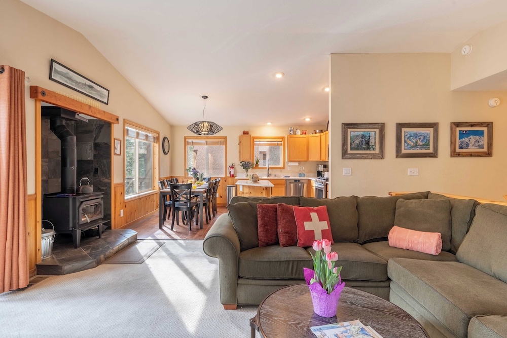 Stylish Truckee Retreat Deck, Near Lake & Skiing Moraine by Avantstay