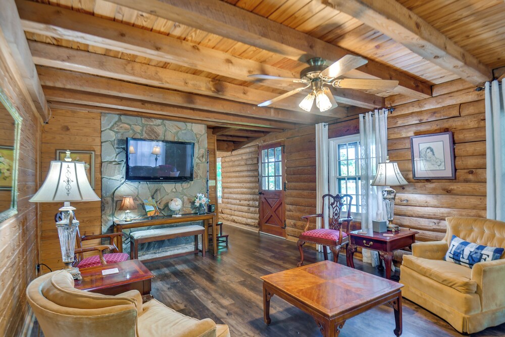 Waterfront Cabin on Lake Sinclair w/ Private Dock!