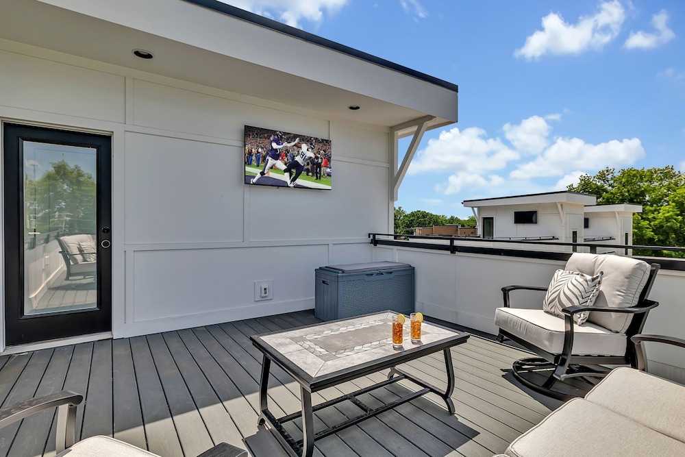 Bass - Private Rooftop - 8 Mins to Broadway