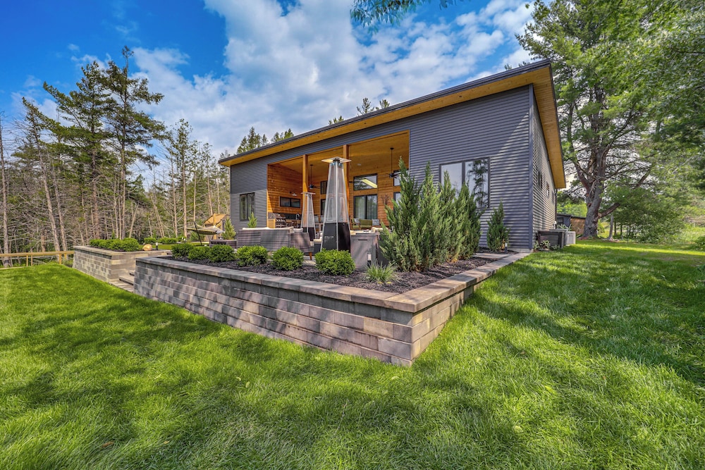 Chic Bellaire Home w/ Outdoor Kitchen on Clam Lake view 5