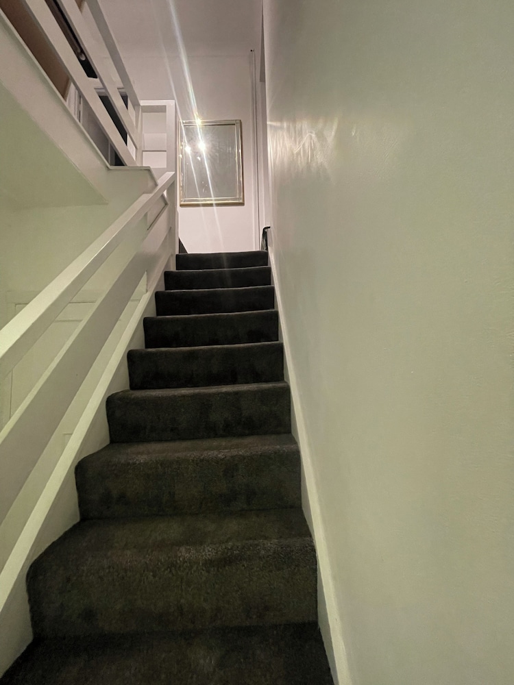Luxurious 6-bed Entire House in London Ilford