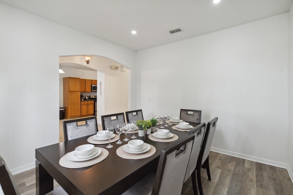 5/3 Pool Home Located in Sunset Ridge Community!