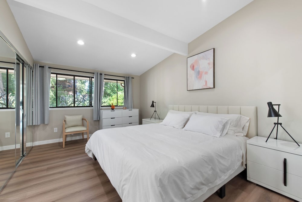 Stylish & Spacious Retreat in Downtown Bellevue