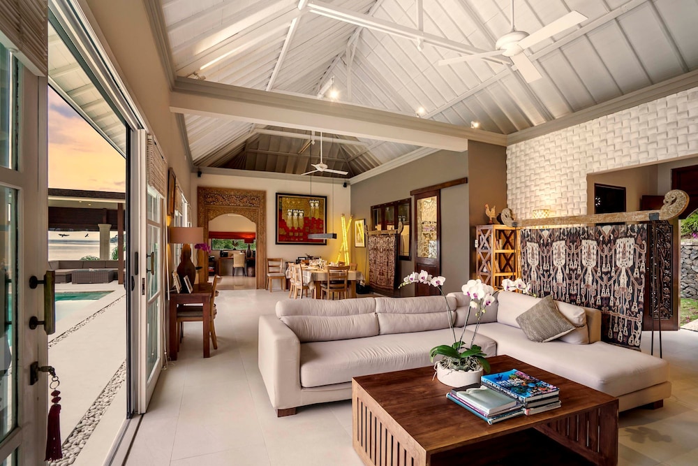 Villa Eden Roc by Alfred in Bali - Luxury Beachfront 3BR Villa With Infinity Pool Amed