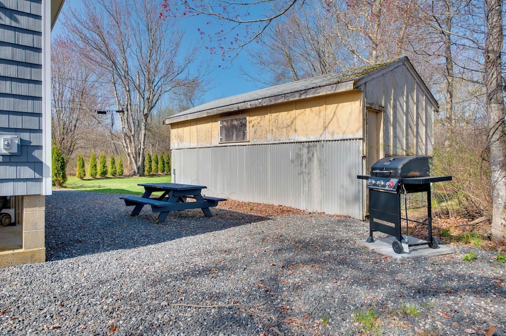 Walk to Long Sands Beach: Cottage w/ Fire Pits!
