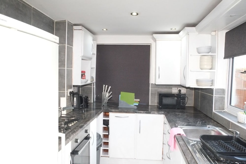 Nottingham 5-br, Sleeps 11 w/ Garden & Parking