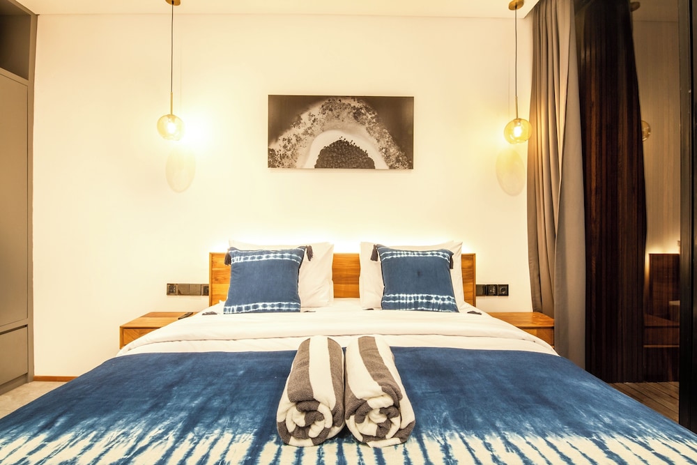 Seaside Escape: 4BR Villa, 190m to Canggu Beach