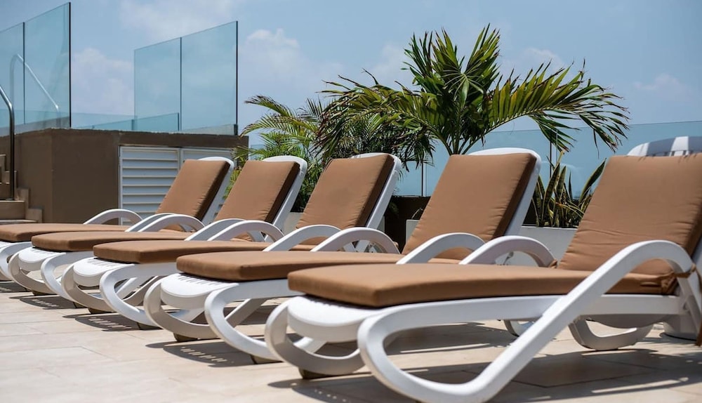 1 Br w 5th Avenue View Steps From the Beach