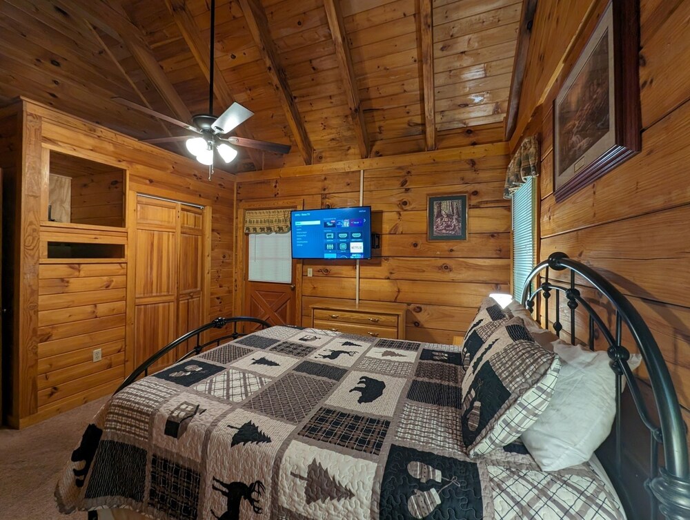 Er57 - Bear Haven - Great Location! Close To All The Action! 1 Bedroom Cabin by RedAwning view 5