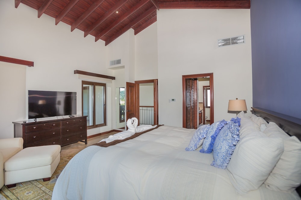Pristine Bay 4033 4 Bedroom Home by RedAwning view 2