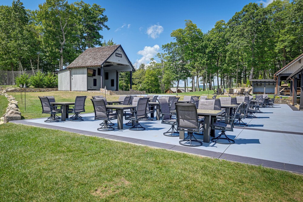 Modern Mountain-view Gem w/ Deck in Glenville