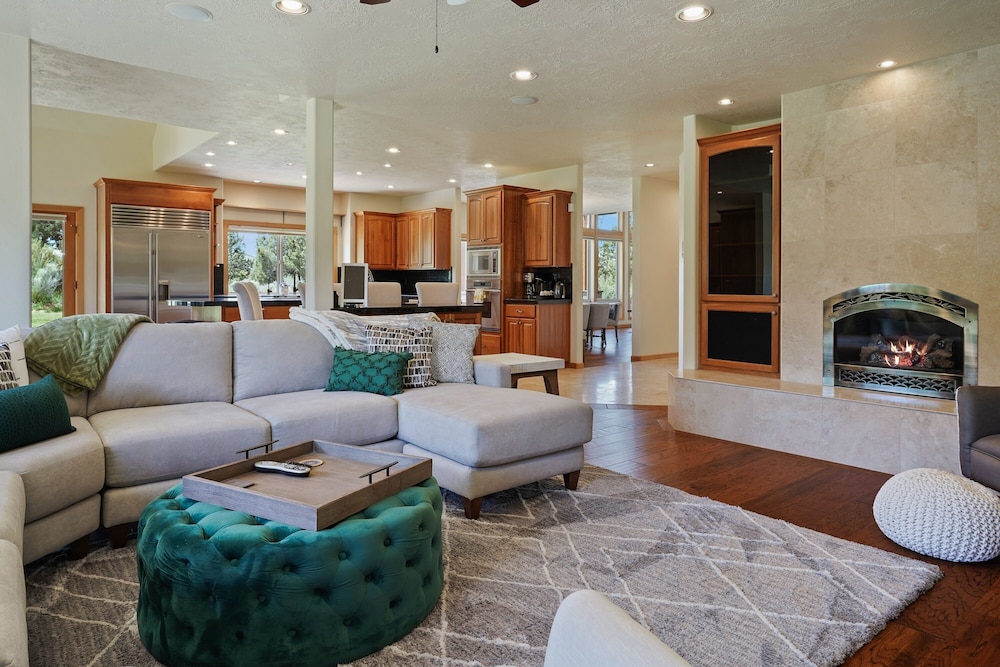 Family-Friendly Dara Oaks Home with Private Hot Tub and BBQ on the Deck by RedAwning