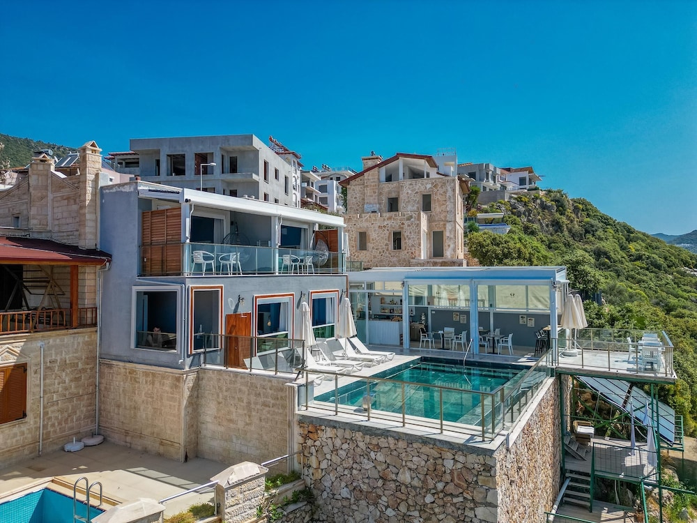 Un Amor Otel (+16) - Image 100