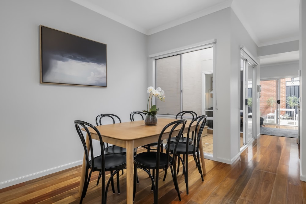 Elegant 3-bed Townhouse in Leafy Kensington