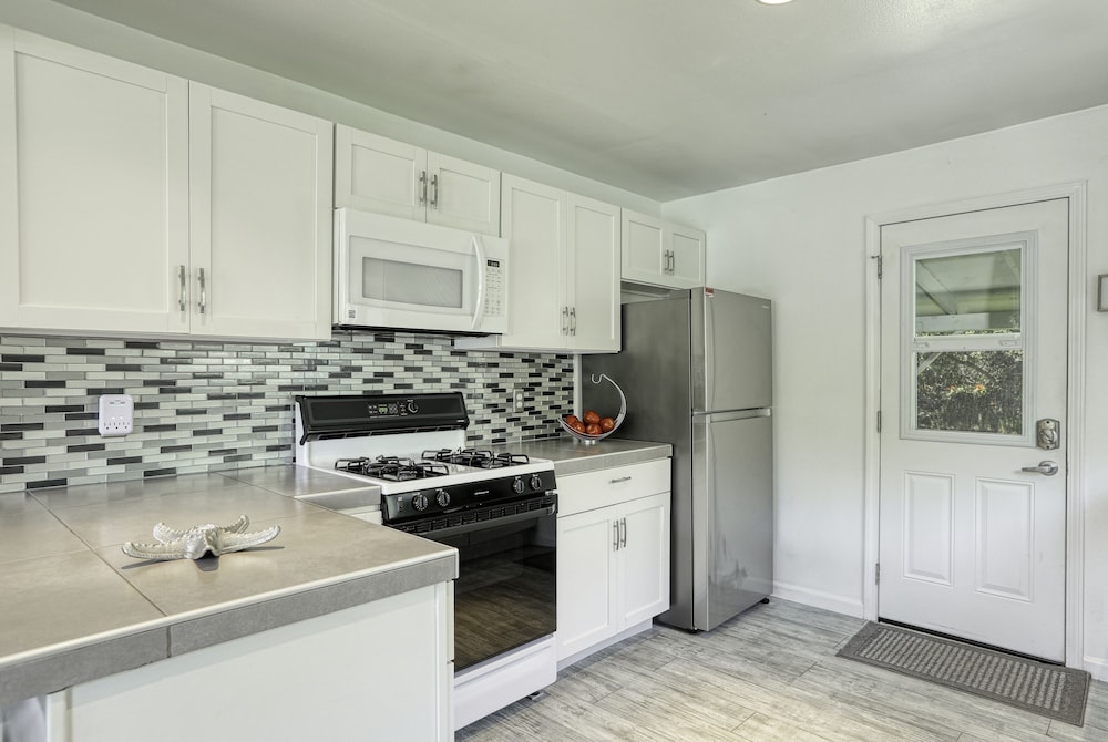 531 Honolulu Avenue 2 Bedroom Home by RedAwning view 2