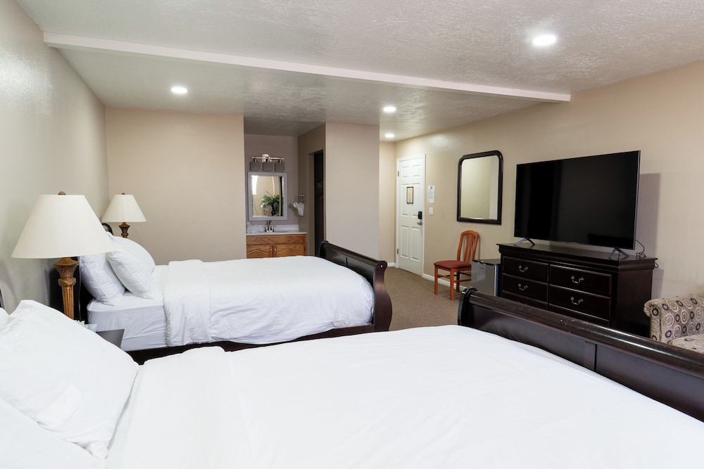 Road Creek Inn