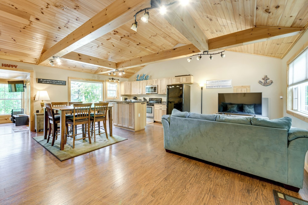 Boat Dock: Family-friendly Douglas Lake Home!