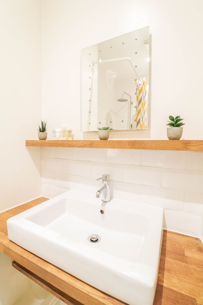 Right by Oval Station - 2 bed Flat Free Wifi