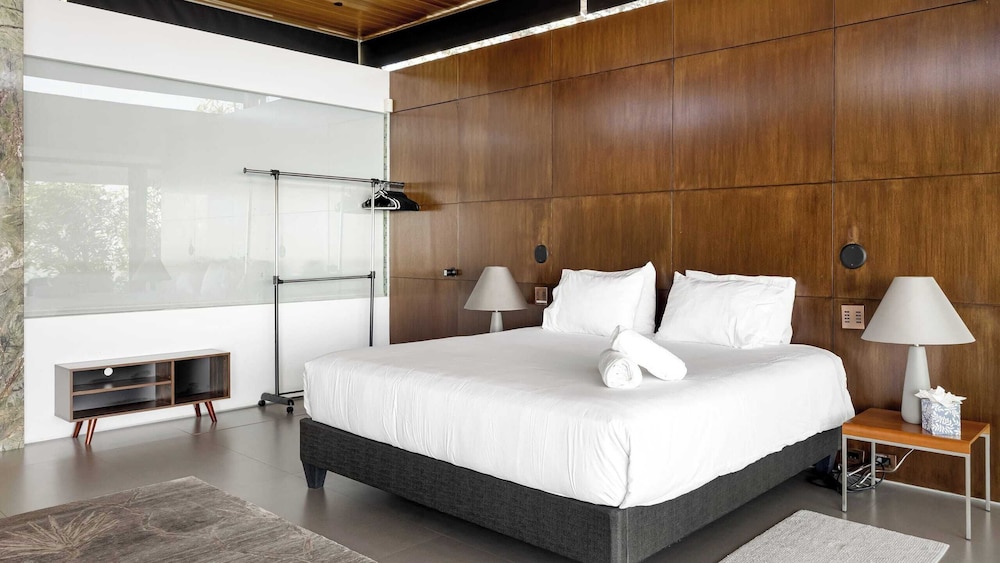 Hollywood Overlook by Avantstay Private Pool + Hot Tub Panoramic Views