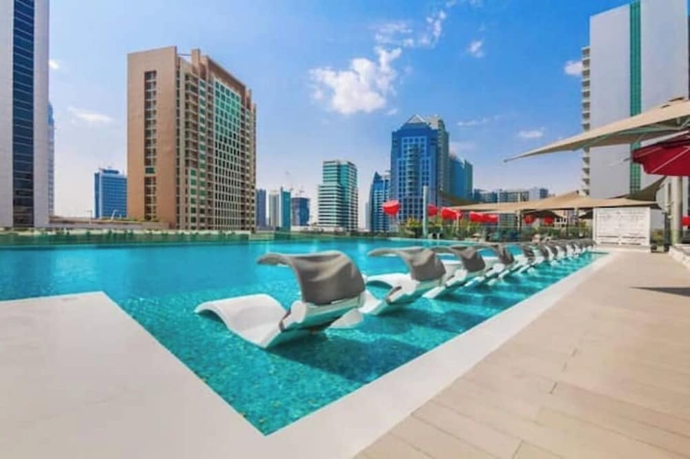 Vogue MAG318 near Dubai Mal Burj Khalifa