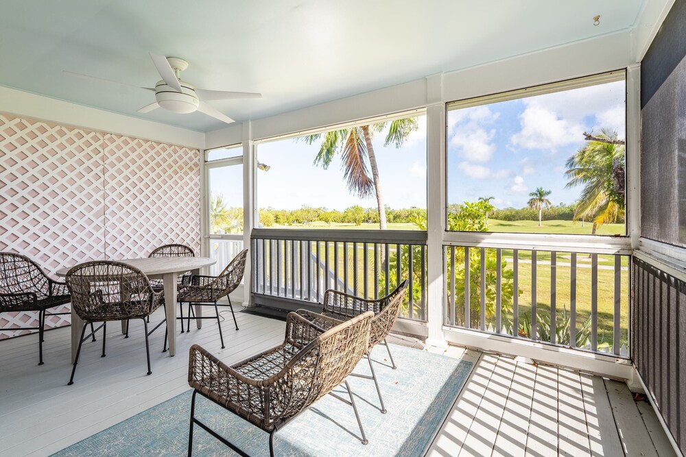 Paradise Point by Avantstay Golf Course Living view 4