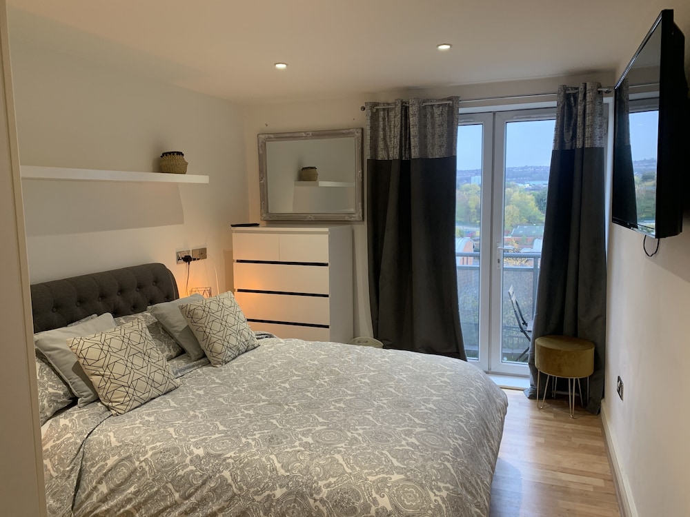 Luxury Modern Apartment With Stunning Balcony View view 2