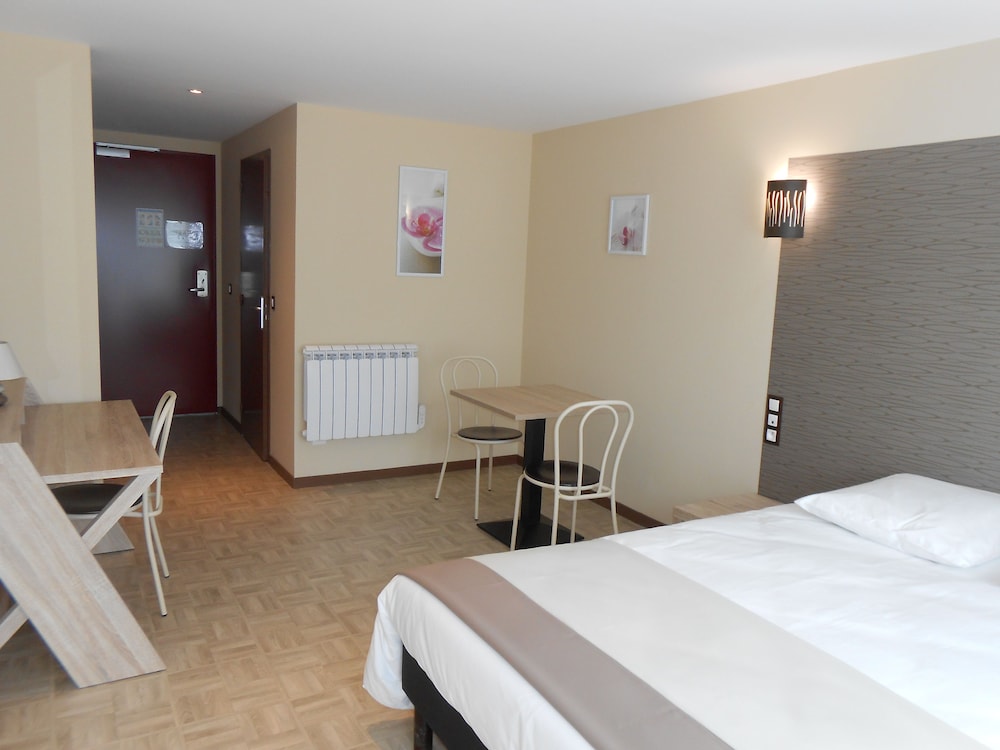 Evreux Vacations - Hotel La Pause - Property Image 1