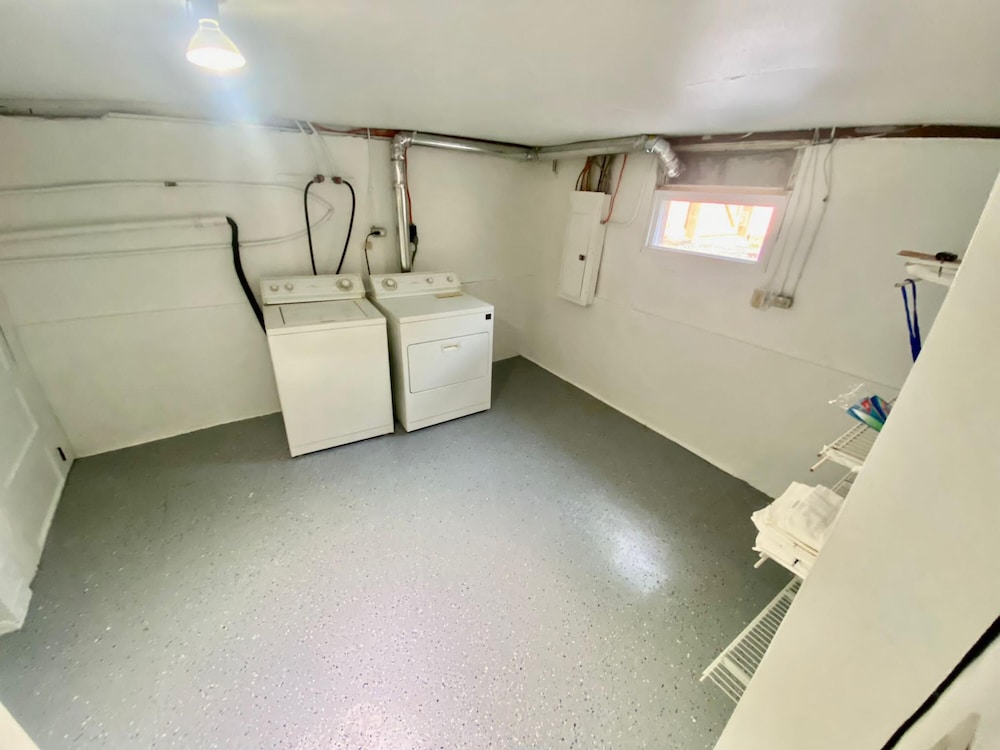 Cheerful 3 Bedroom Home Walk to UVA Stadium, photo 16