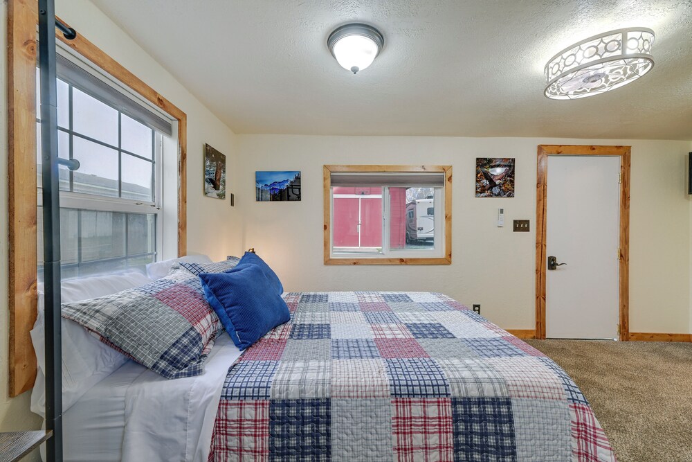 Near Rivers & Trails: Cabin in Rural Grants Pass