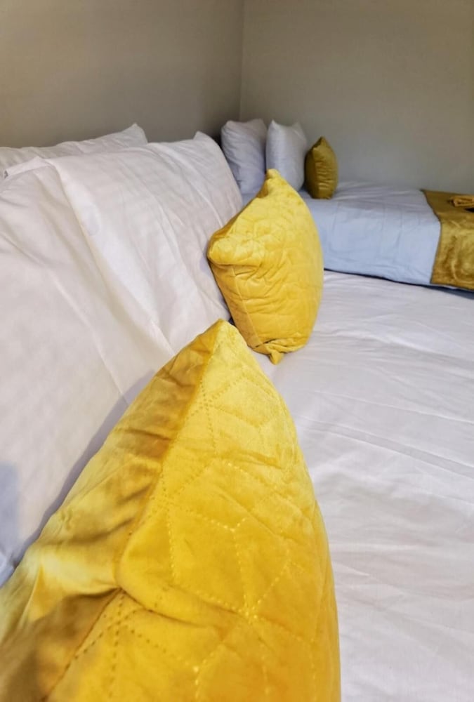 5 Bedroomed House Available for Guests and Contractors Wifi Parking view 3